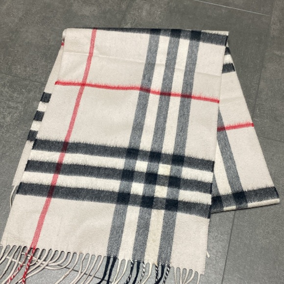 Authentic Burberry 100% Cashmere Check Scarf - Picture 3 of 3